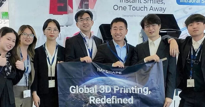 پرينتگر سه بعدي خودش رو به خارج از کشور انجام ميده و يه احساس توي نمايشگاه دندوني در کلون آلمان ايجاد ميکنه