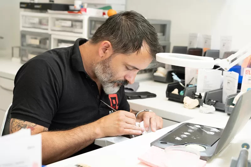 QLAB Dental Lab Using RAYSHAPE DLP Dental Solution For Daily Operations QLAB Dental Lab Using RAYSHAPE DLP Dental Solution For Daily Operations